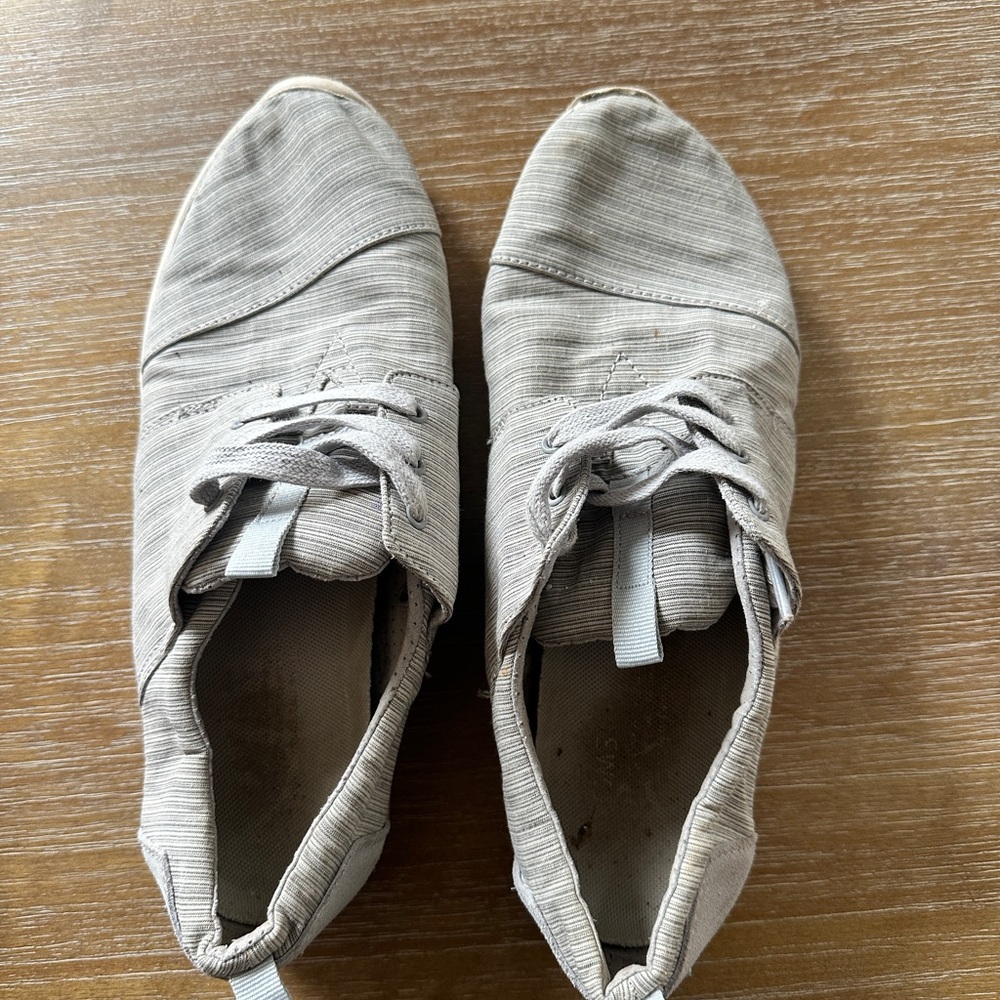 TOMS Casual Gray Lace-Up Shoes